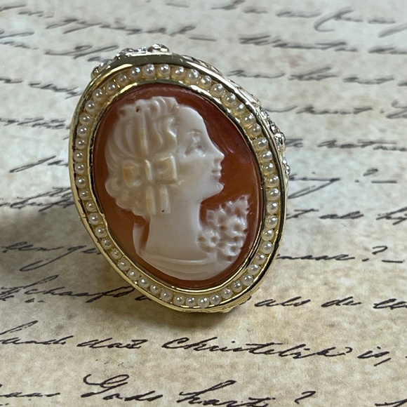 Amadeo Cameo Ring Enamel Shell Relief Cameo and Pearl Size 8 - Picture 1 of 4